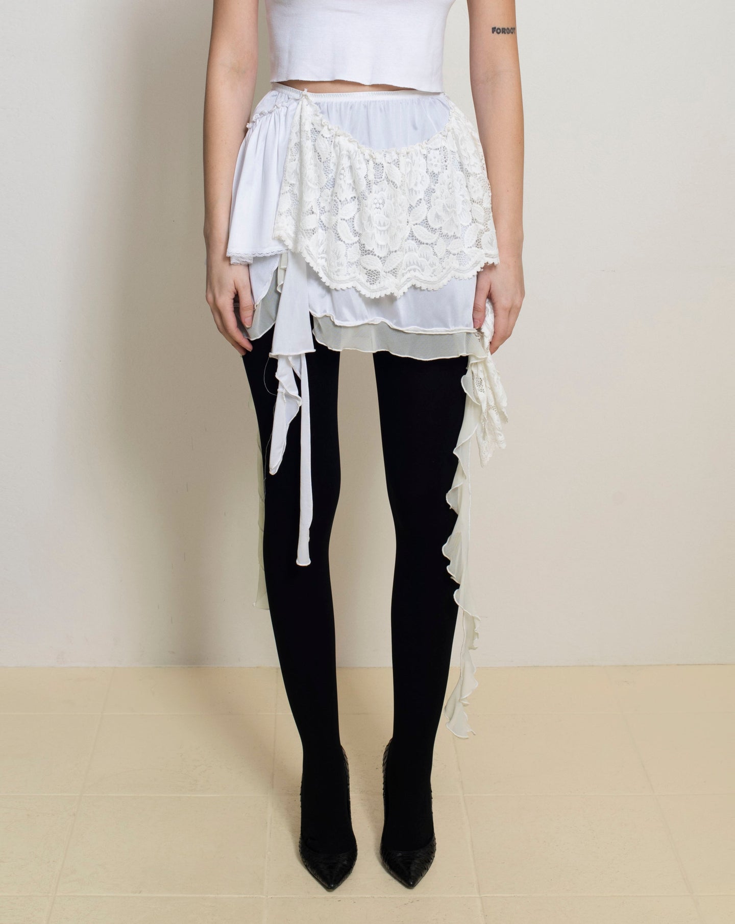 Sentimiento - White + Roses Lace Lola Skirt